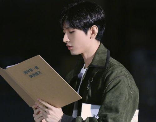 娱乐圈吃瓜成毅,成毅在娱乐圈的瓜田里如何翻涌